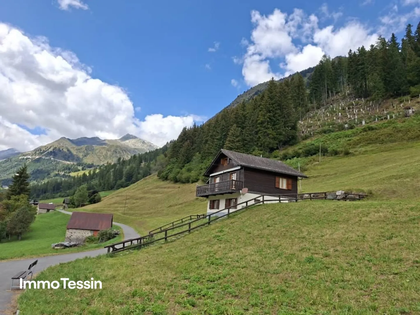 DEUXIÈME RÉSIDENCE : Magnifique chalet avec un travail du bois raffiné et un appartement d'invité dans un emplacement ensoleillé bien situé - Photo 1 sur 13