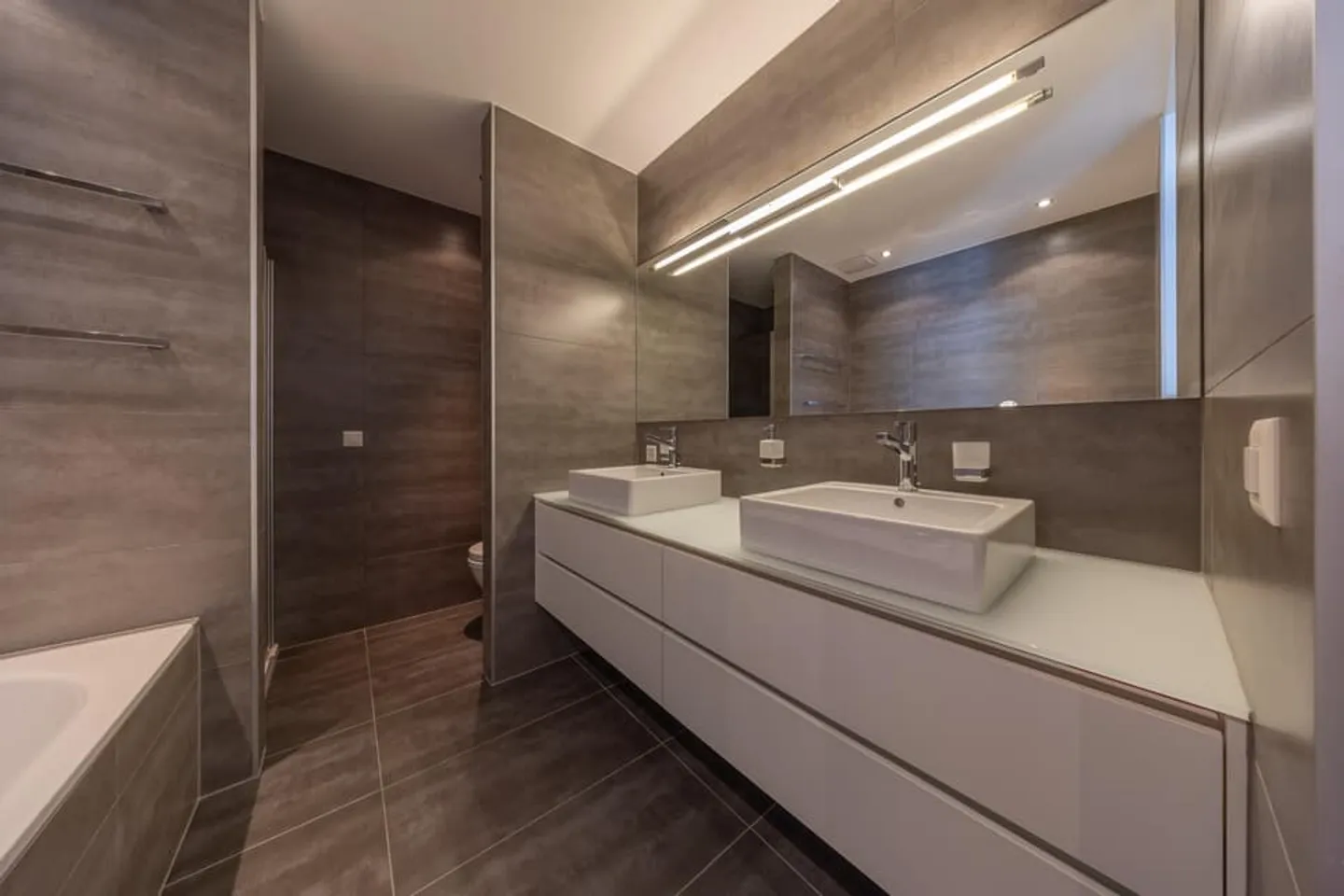 Appartement rénové avec terrasses - Photo 7 sur 13