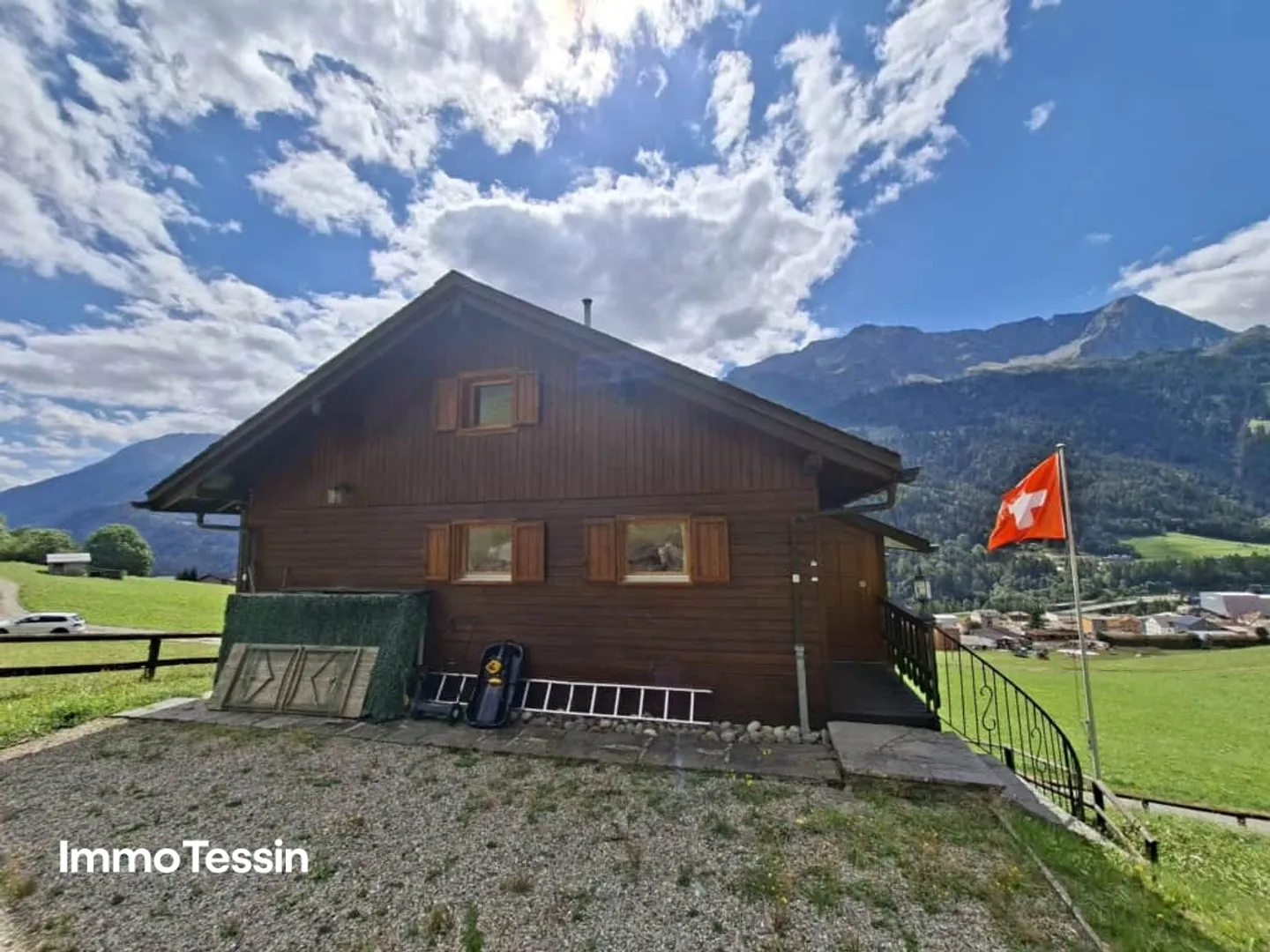 DEUXIÈME RÉSIDENCE : Magnifique chalet avec un travail du bois raffiné et un appartement d'invité dans un emplacement ensoleillé bien situé - Photo 5 sur 13
