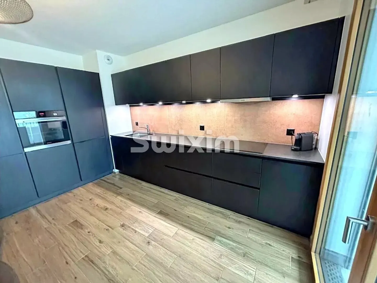 Modern Apartment with Terrace - Photo 4 of 12