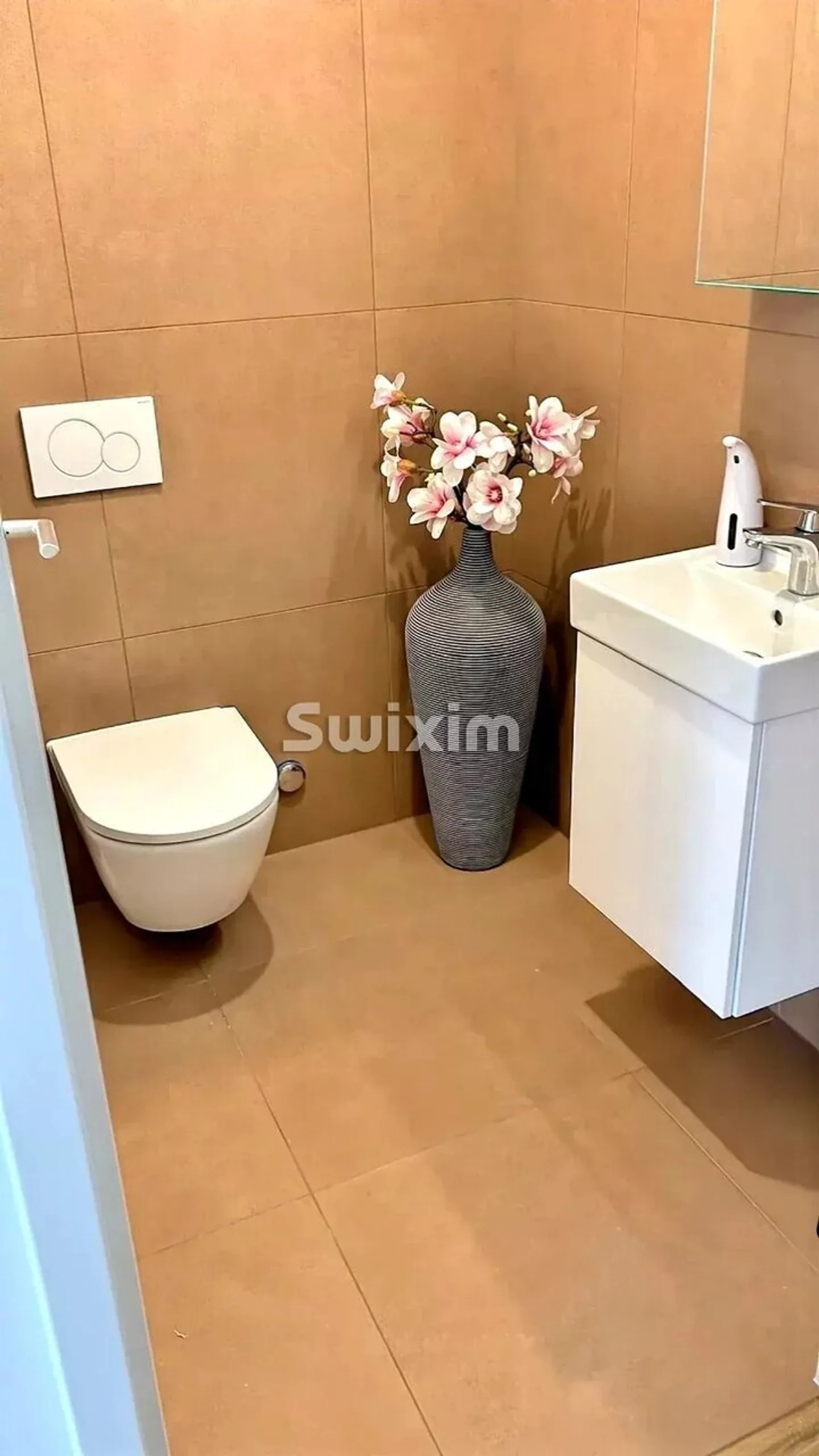 Modern Apartment with Terrace - Photo 12 of 12