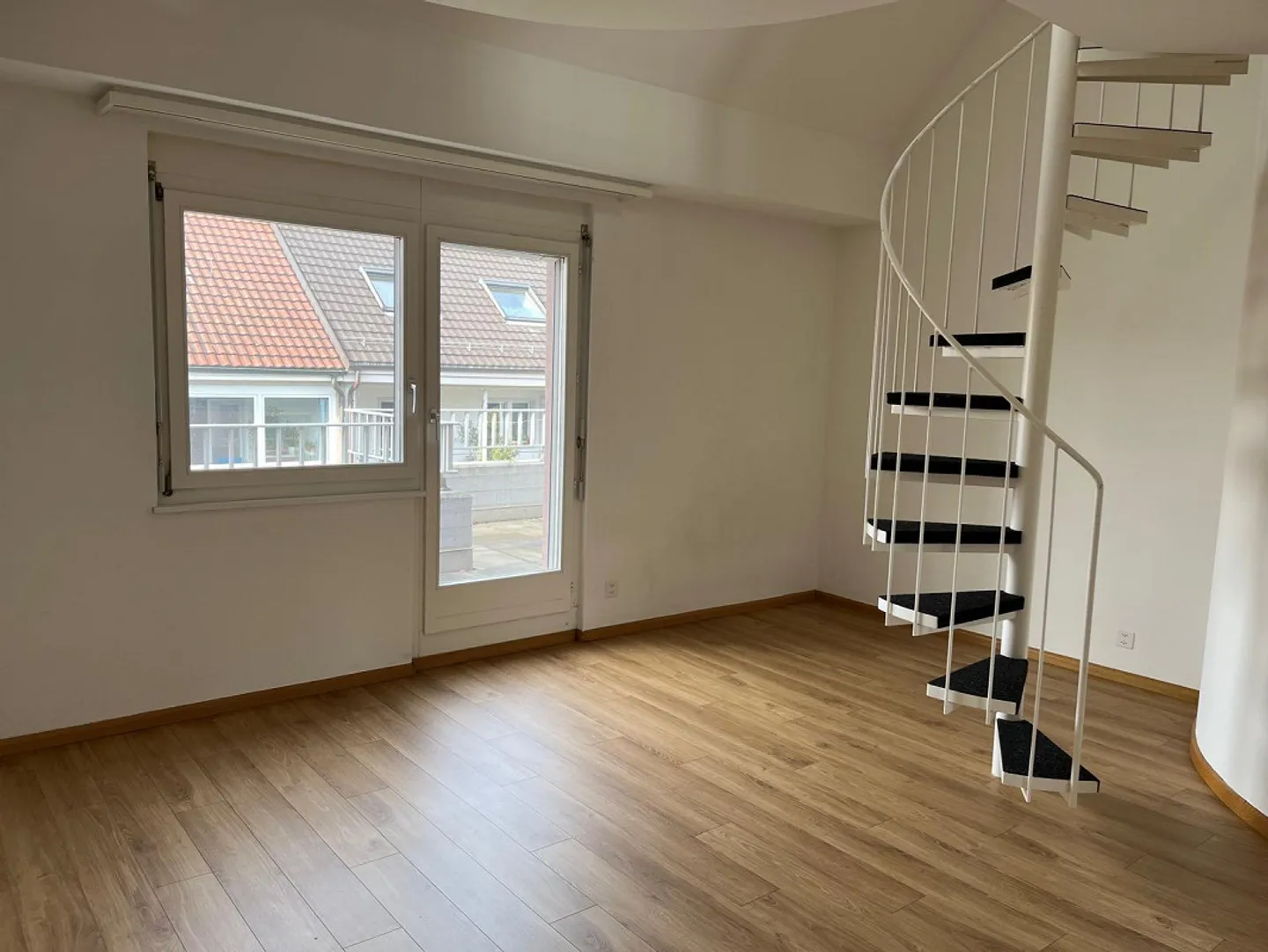 Appartement en duplex de 2,5 pièces au-dessus des toits de Bâle - Photo 3 sur 13