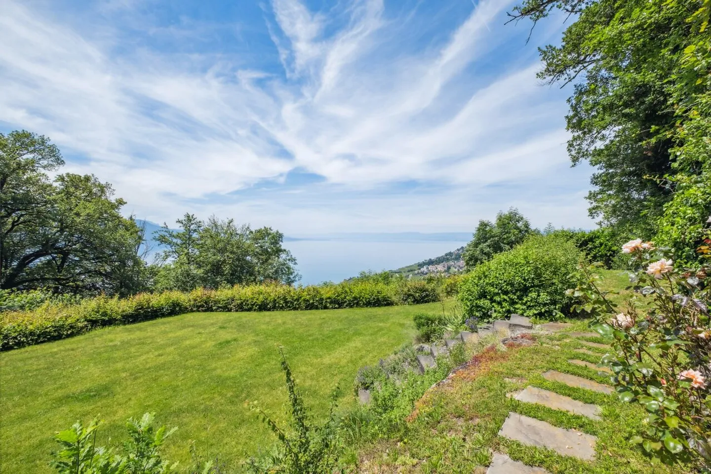Lavaux: Contemporary villa with panoramic view - Photo 1 of 11