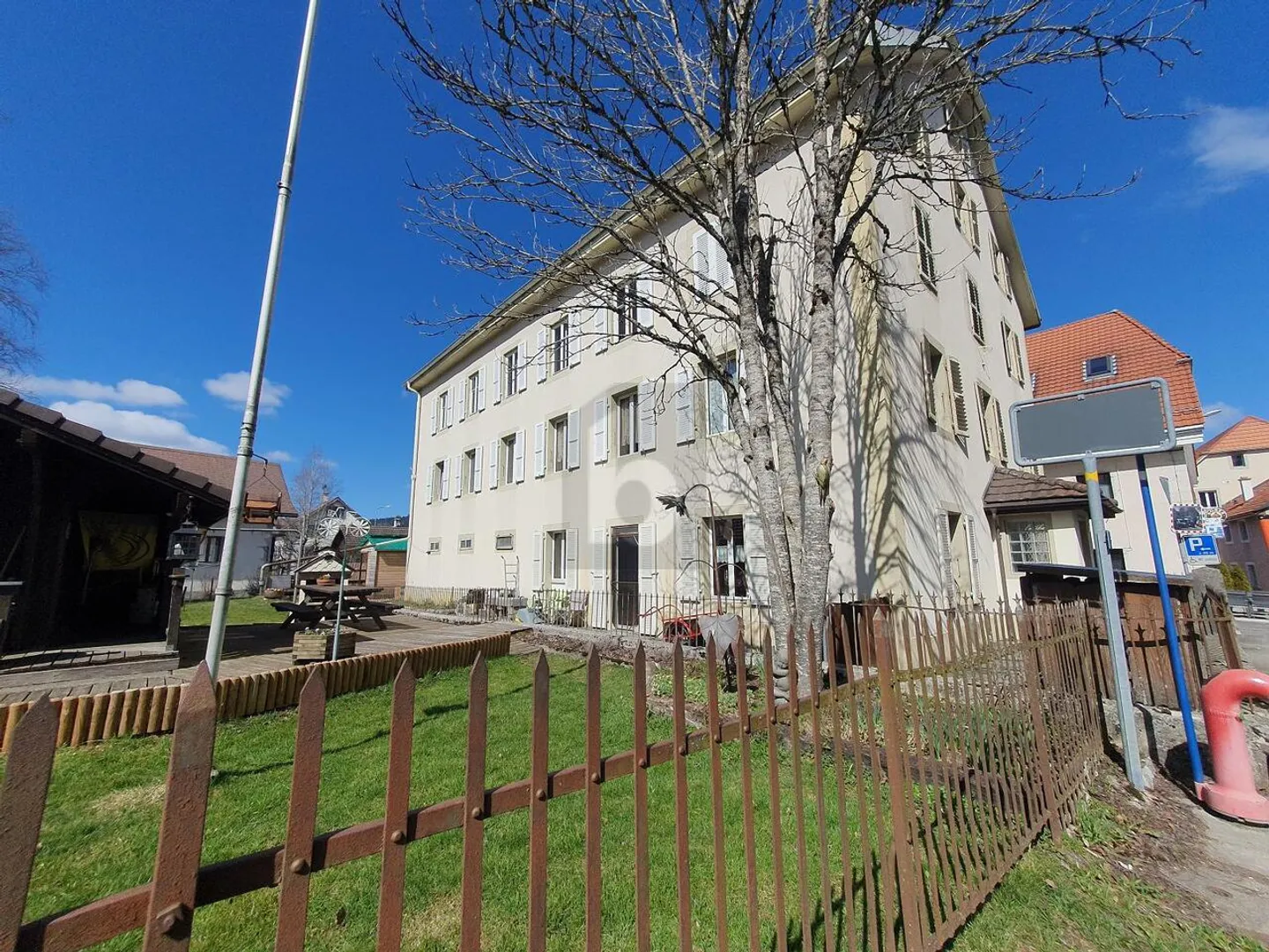 SPACIEUX ET LUMINEUX AU CENTRE DU VILLAGE - Photo 1 sur 5