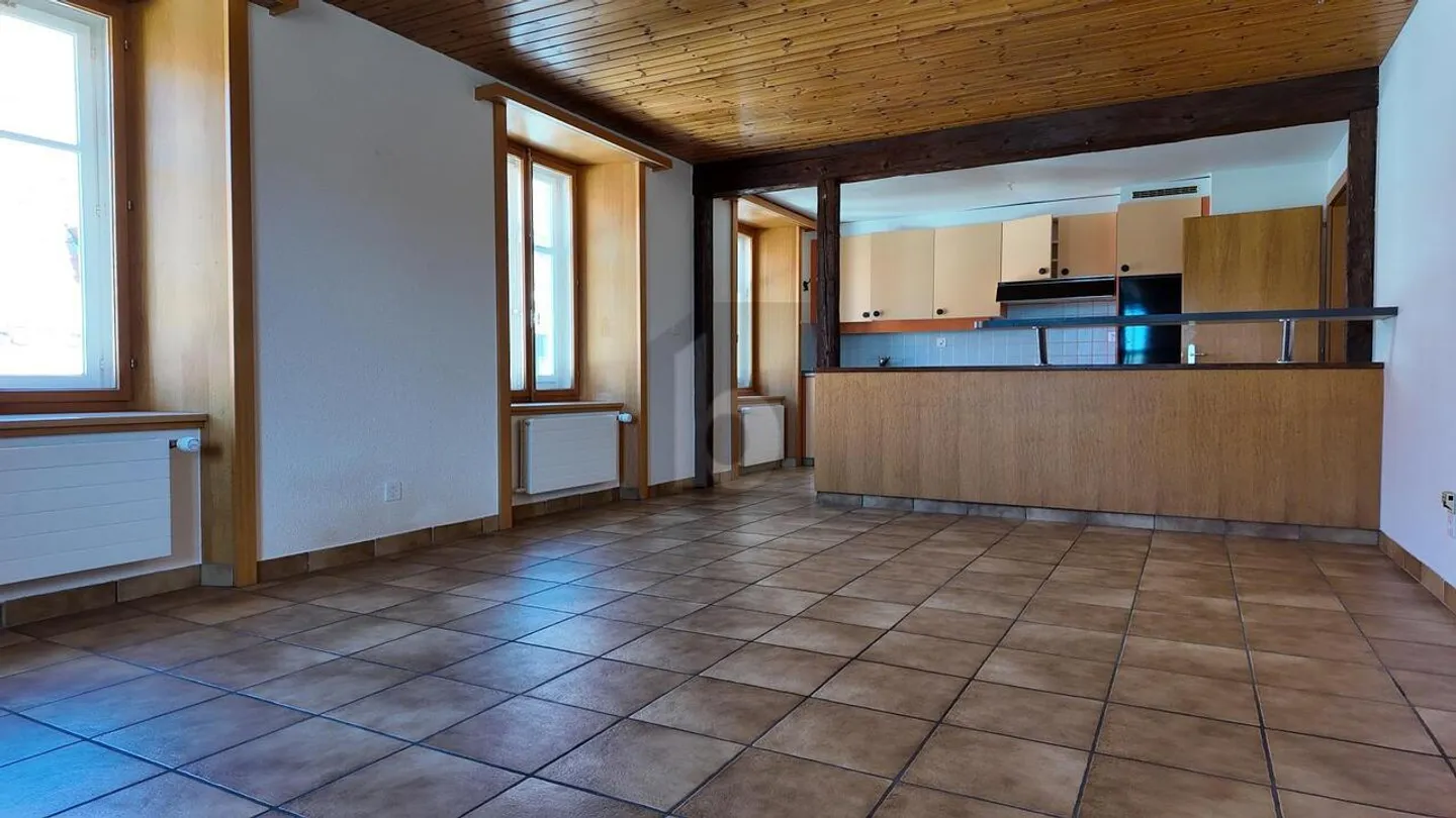 SPACIEUX ET LUMINEUX AU CENTRE DU VILLAGE - Photo 2 sur 5