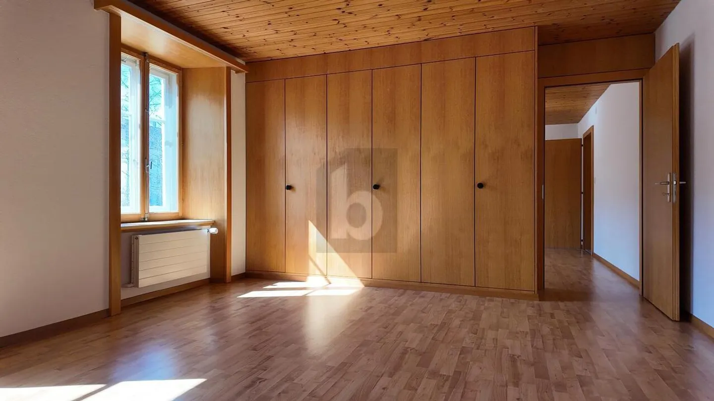 SPACIEUX ET LUMINEUX AU CENTRE DU VILLAGE - Photo 3 sur 5