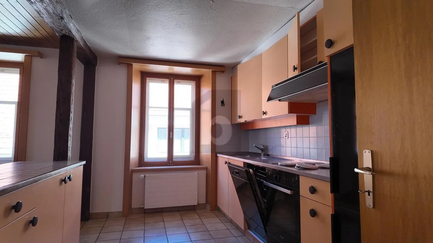 SPACIEUX ET LUMINEUX AU CENTRE DU VILLAGE - Photo 4 sur 5