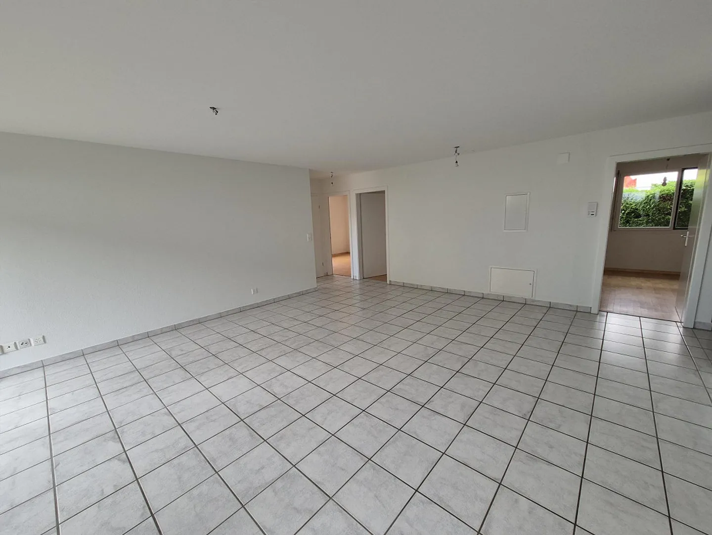 Appartamento al piano terra con grande terrazza in una posizione tranquilla - Foto 4 di 11