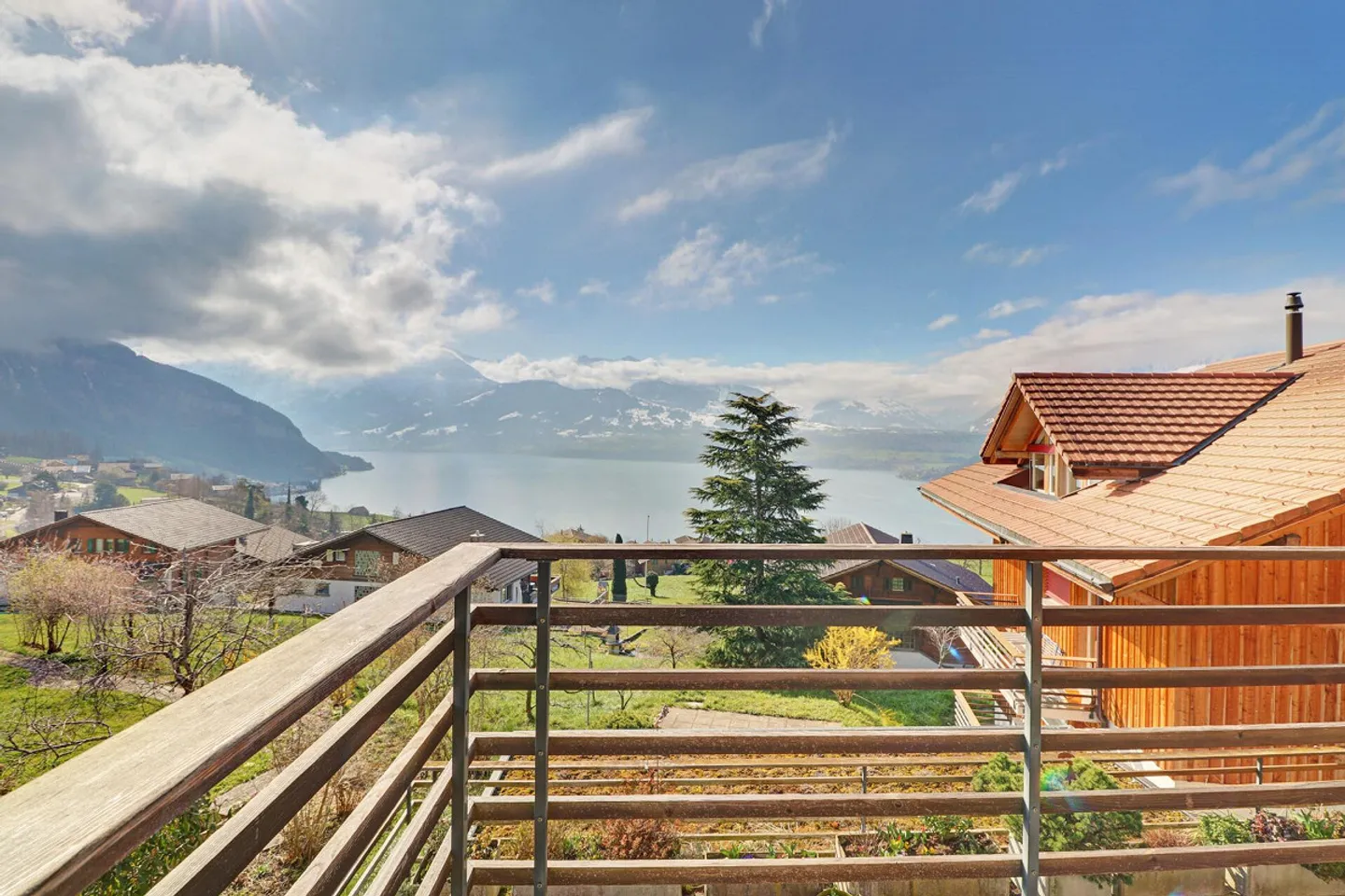 3.5-room apartment with lake view in the center of Sigriswil - Photo 1 of 19