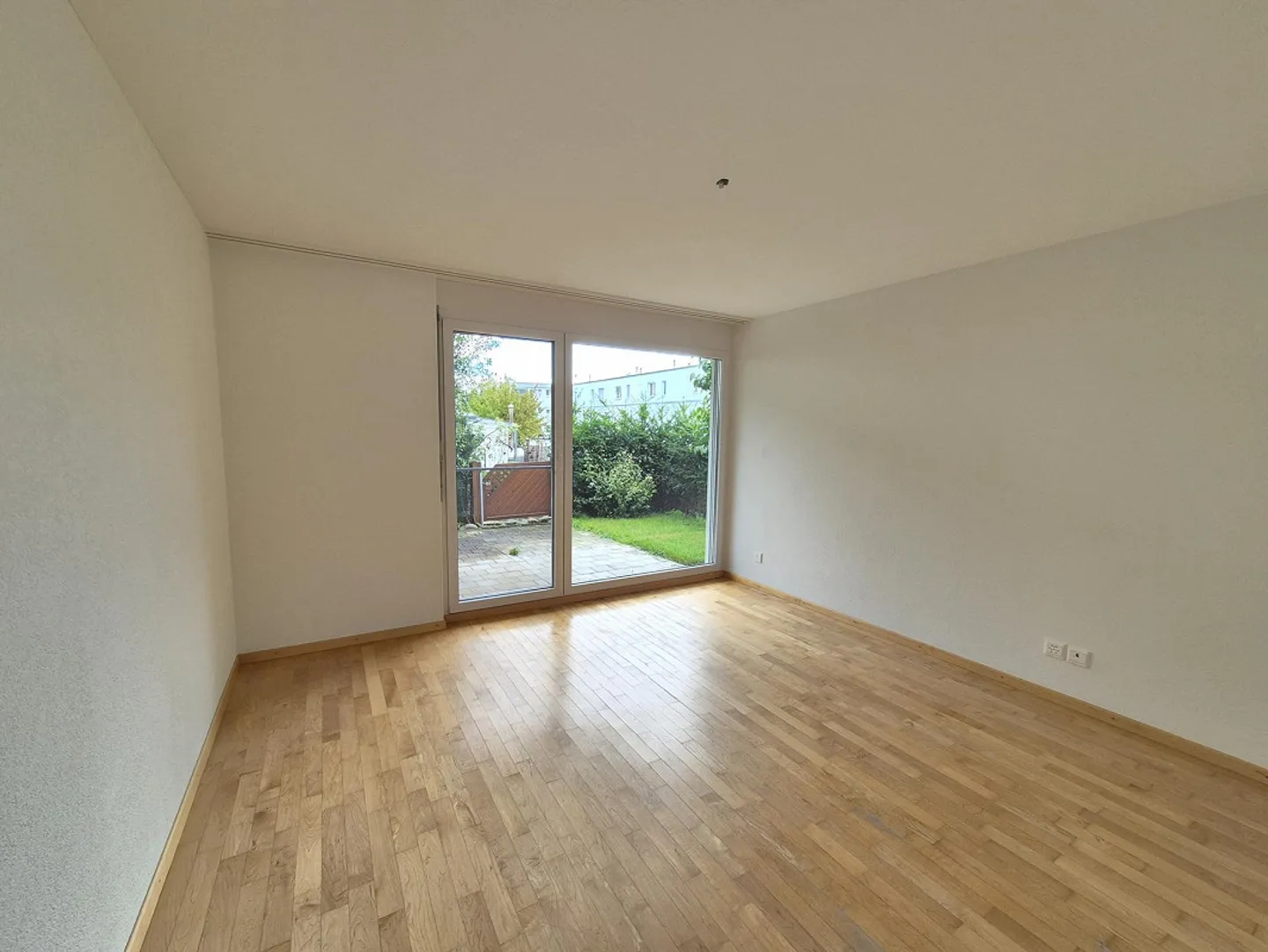 Appartamento al piano terra con grande terrazza in una posizione tranquilla - Foto 5 di 11