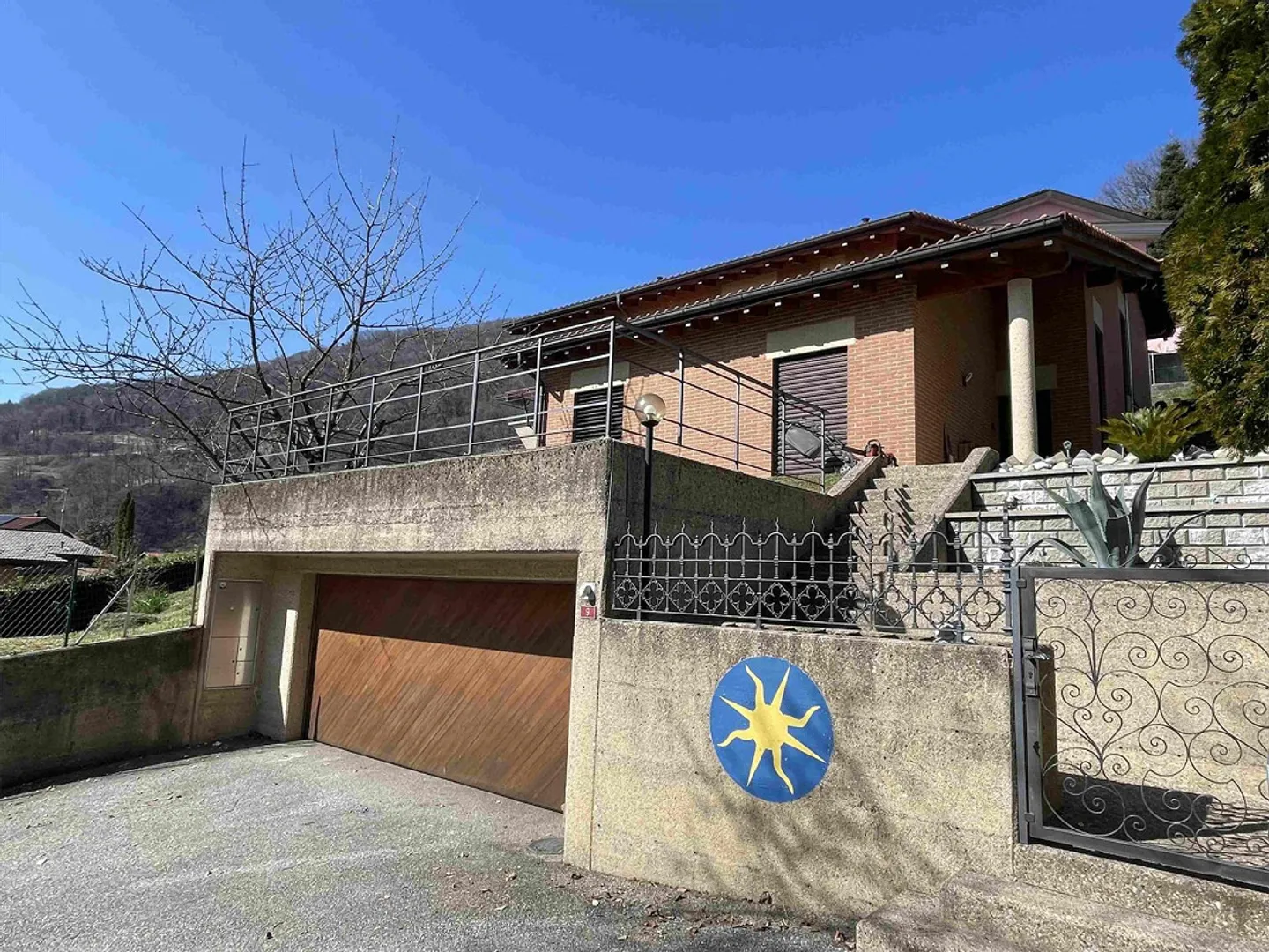 SCHÖNES UND GERÄUMIGES EIGENES HAUS 5.5 UMGEBEN VON GRÜNEN FLÄCHEN - Foto 4 von 13