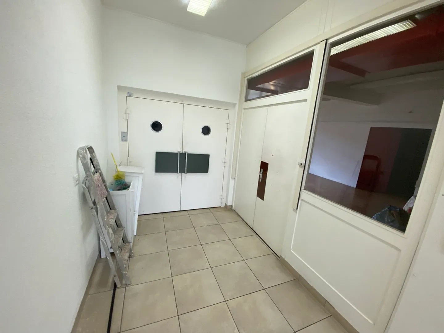 Commercial space in a building in the city center with elevator. - Photo 9 of 22