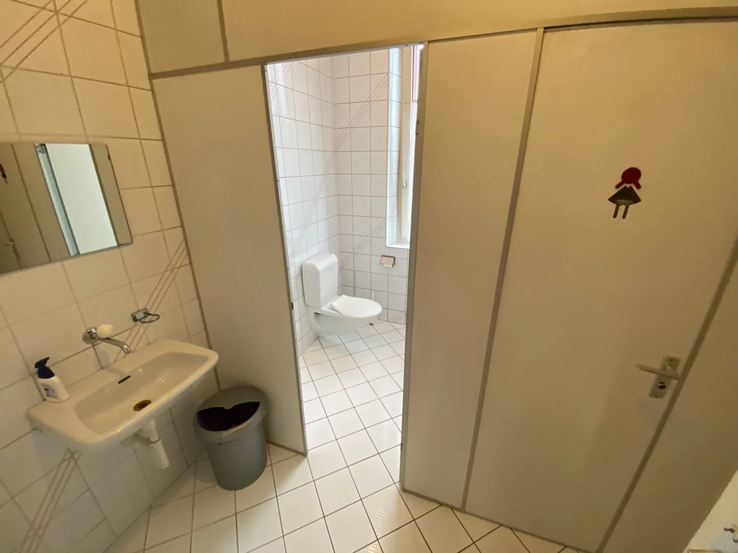 Commercial space in a building in the city center with elevator. - Photo 10 of 22