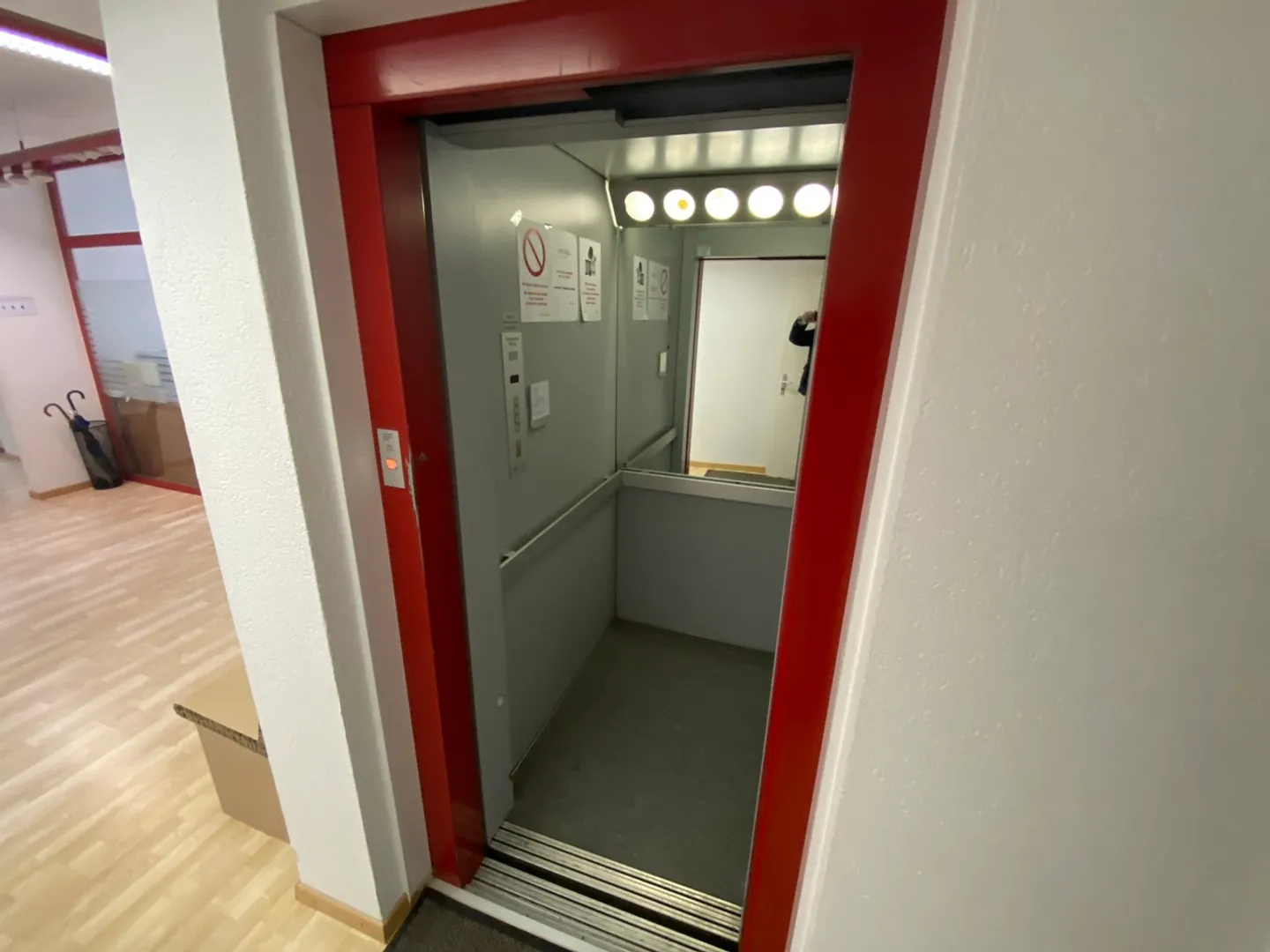 Commercial space in a building in the city center with elevator. - Photo 11 of 22
