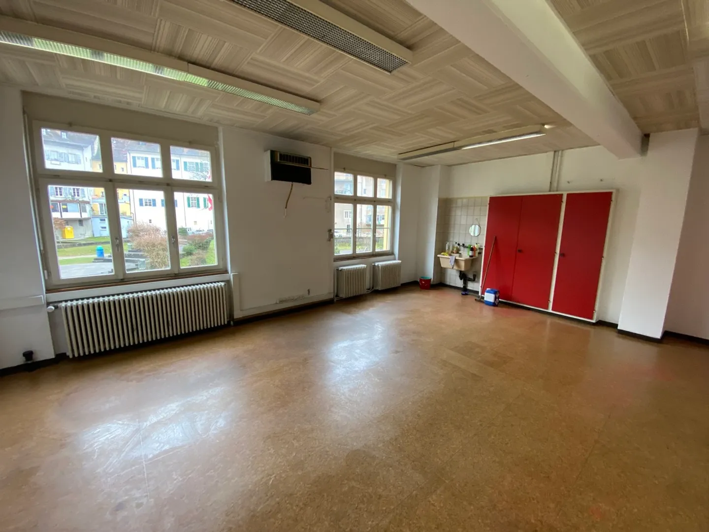 Commercial space in a building in the city center with elevator. - Photo 13 of 22