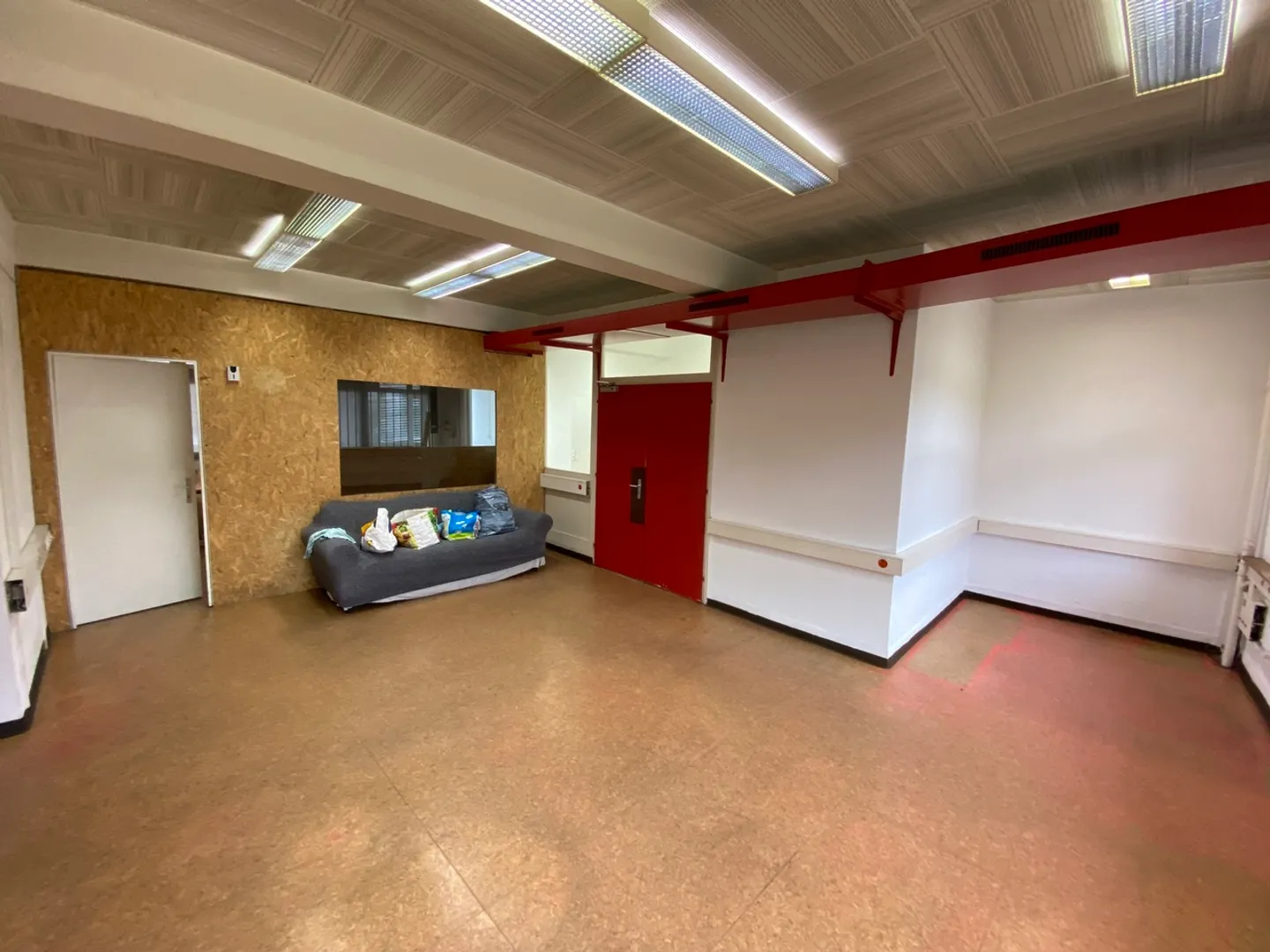 Commercial space in a building in the city center with elevator. - Photo 15 of 22