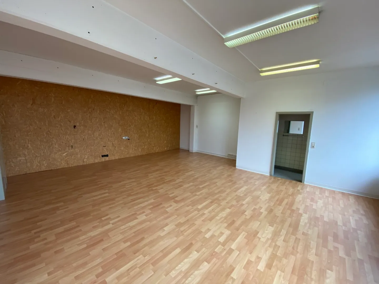 Commercial space in a building in the city center with elevator. - Photo 3 of 22