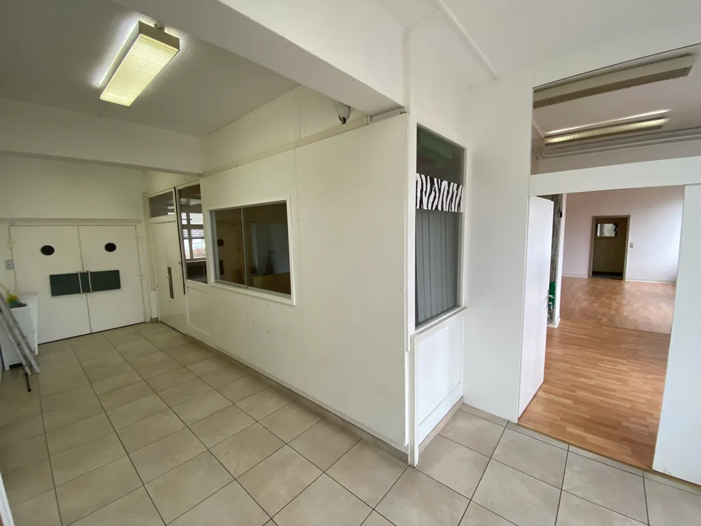 Commercial space in a building in the city center with elevator. - Photo 8 of 22