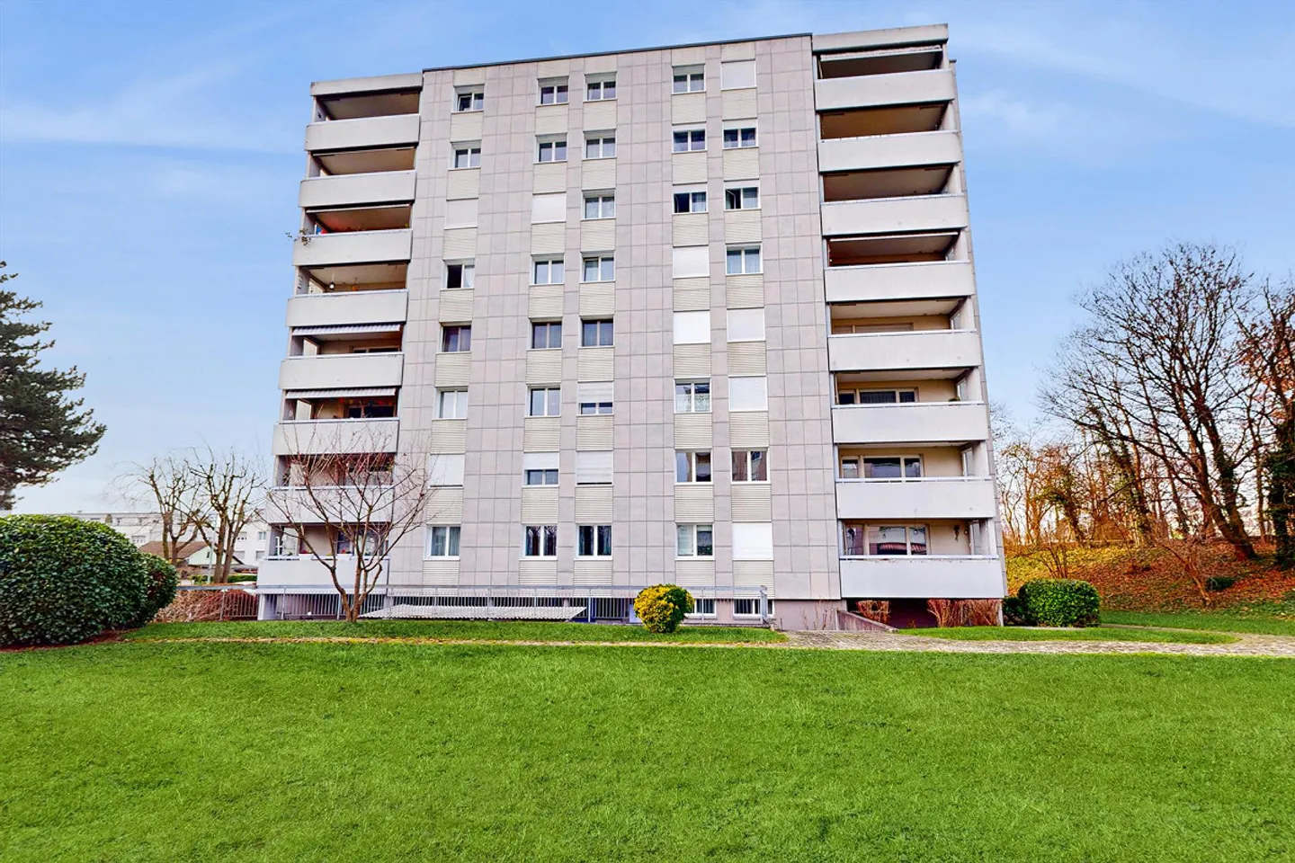 Appartamento ristrutturato in una zona verde tranquilla con un grande balcone.... - Foto 1 di 7
