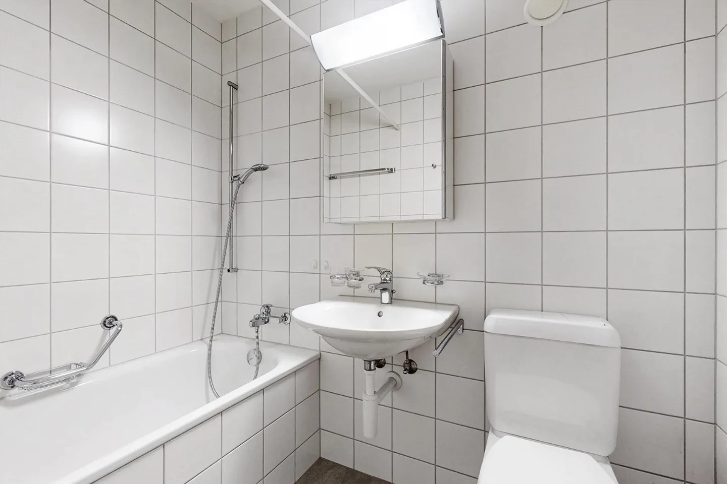 Appartamento ristrutturato in una zona verde tranquilla con un grande balcone.... - Foto 6 di 7