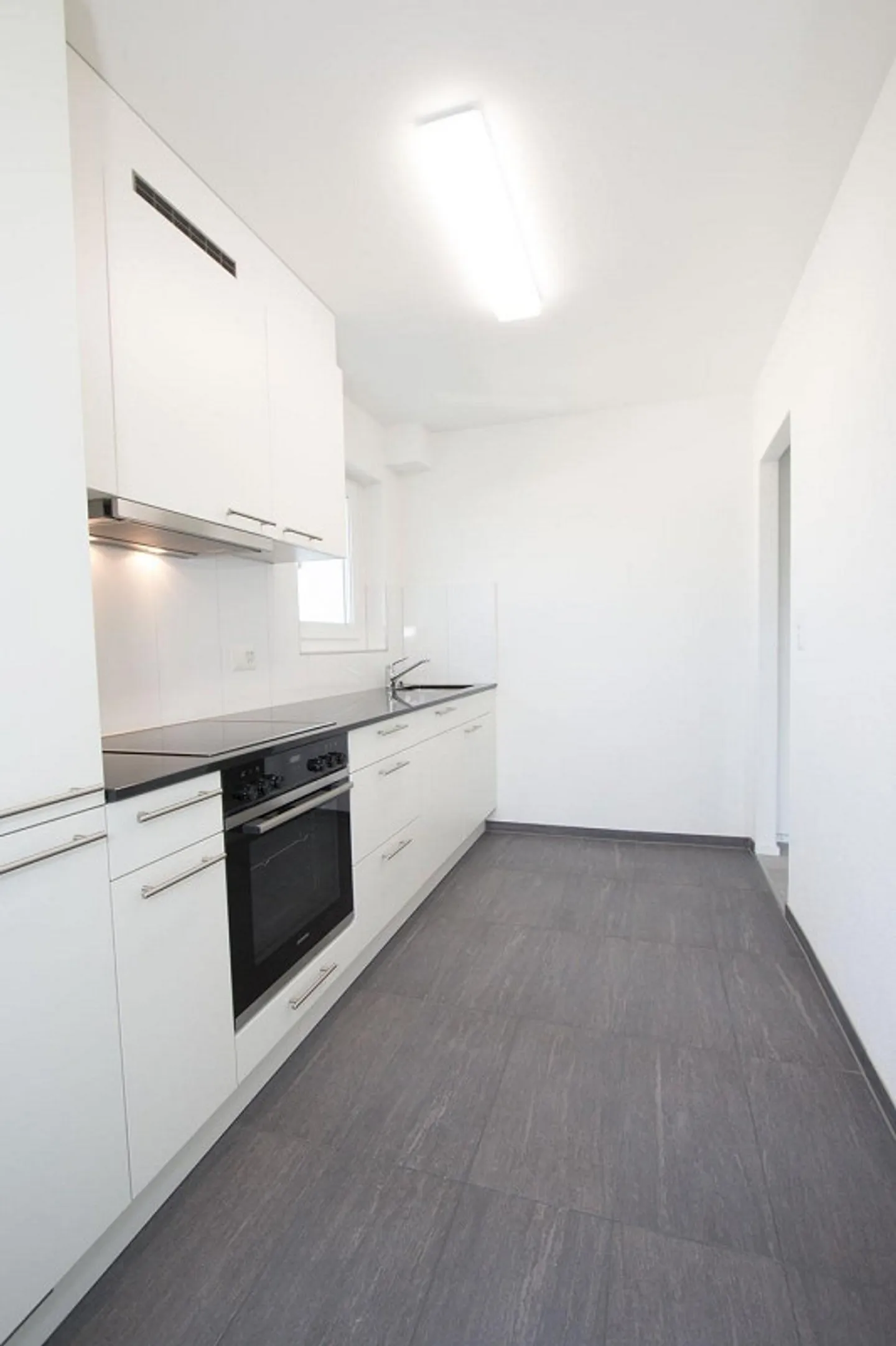 Modern Apartment with Balcony - Photo 2 of 9