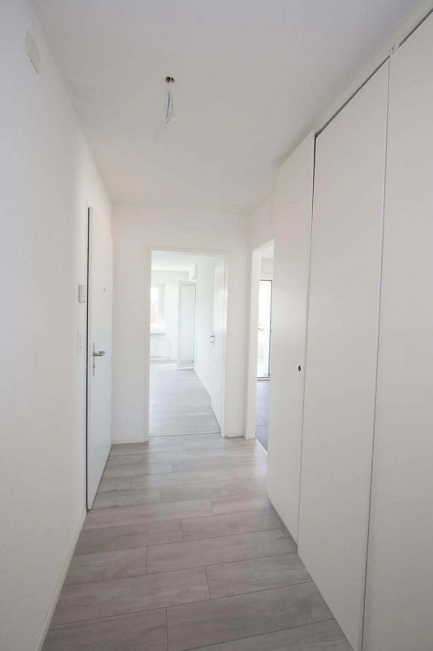 Modern Apartment with Balcony - Photo 3 of 9