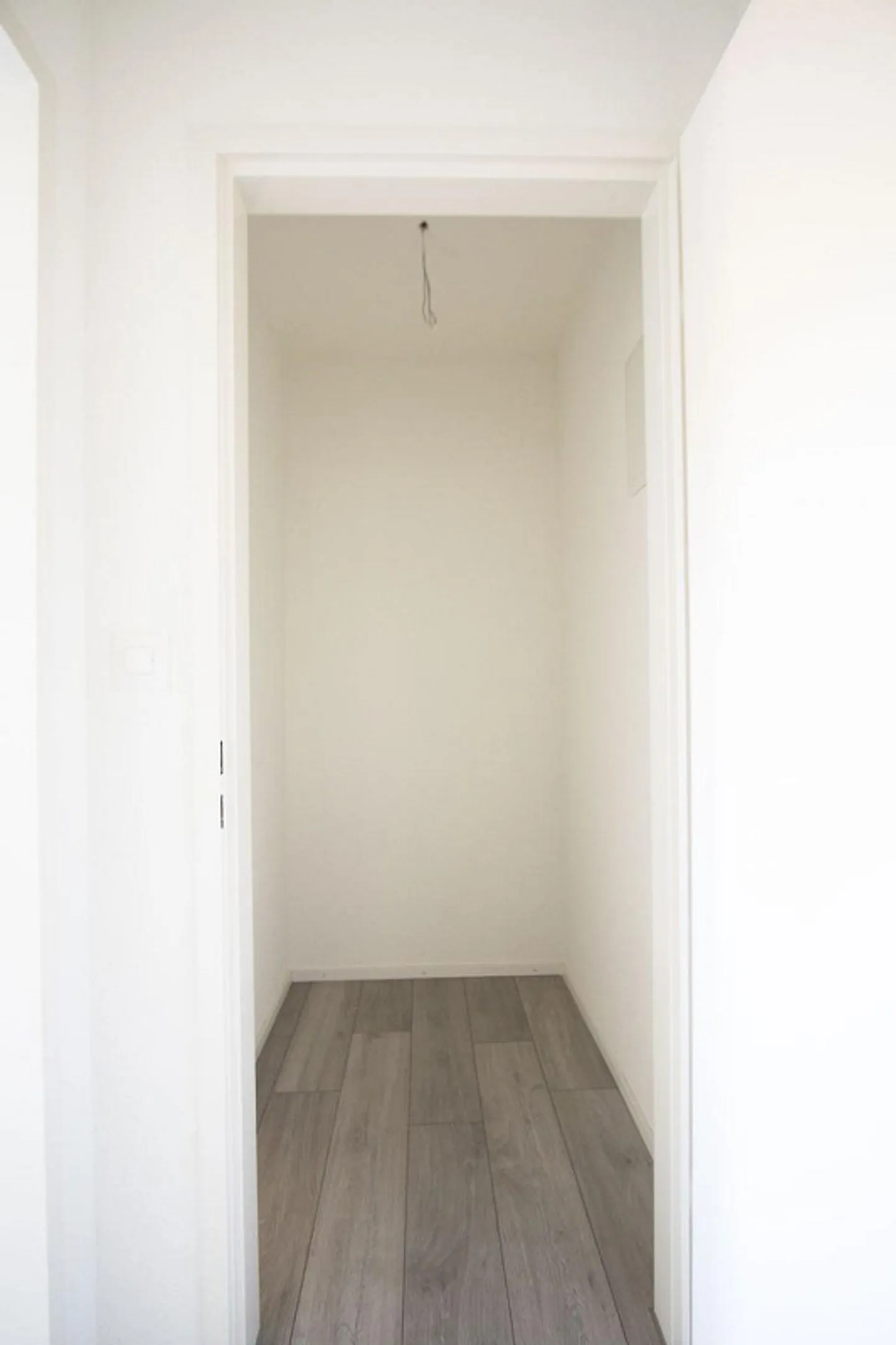 Modern Apartment with Balcony - Photo 4 of 9
