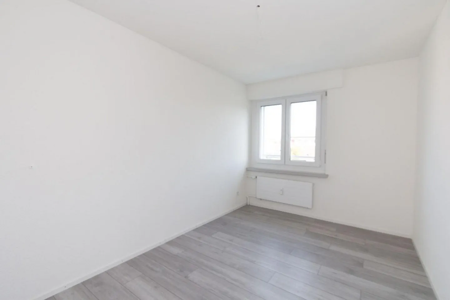 Modern Apartment with Balcony - Photo 5 of 9