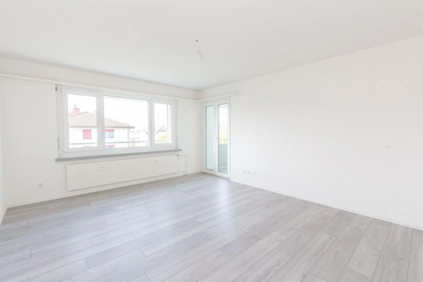 Modern Apartment with Balcony - Photo 6 of 9