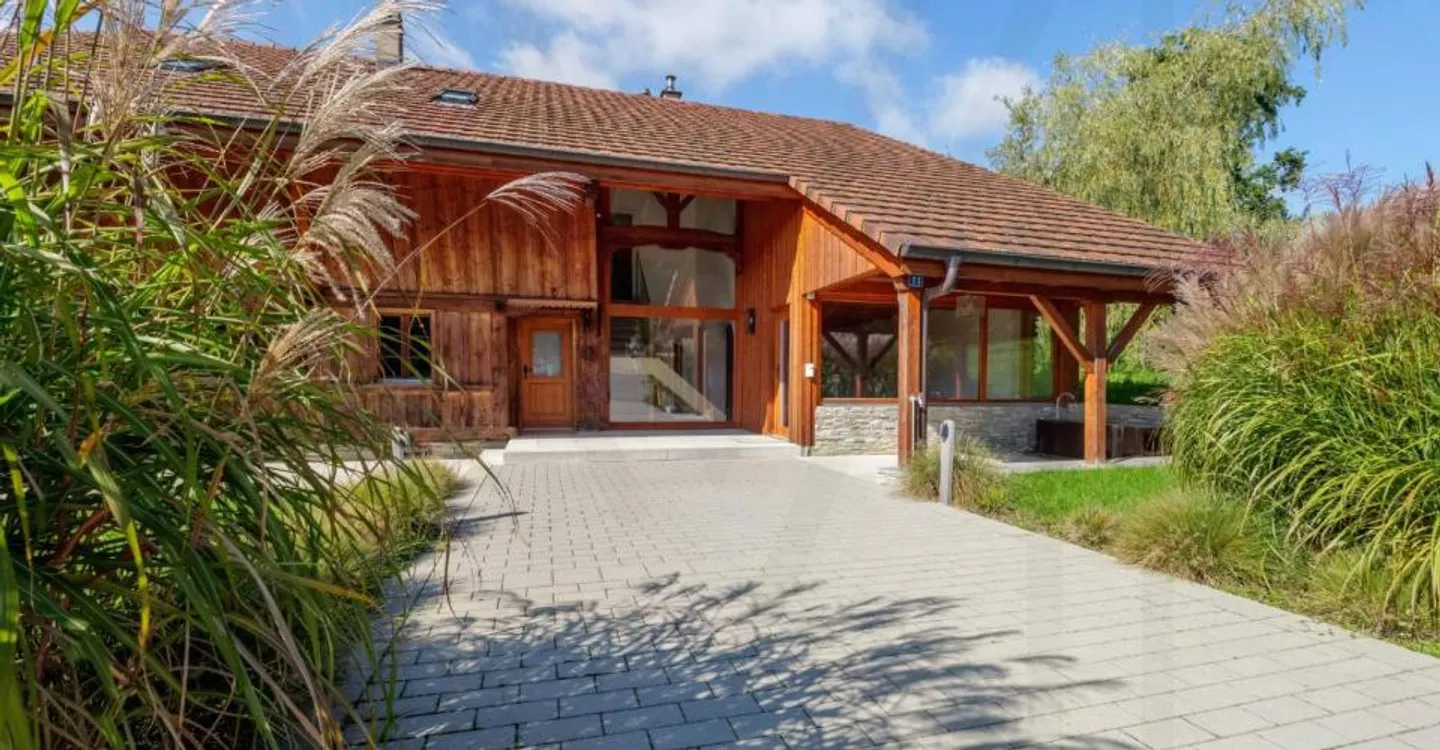 Exceptional character farm fully renovated in the heart of the Fribourg countryside - Photo 1 of 13
