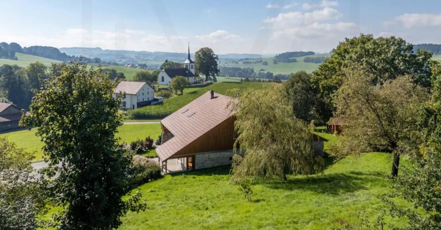 Exceptional character farm fully renovated in the heart of the Fribourg countryside - Photo 2 of 13