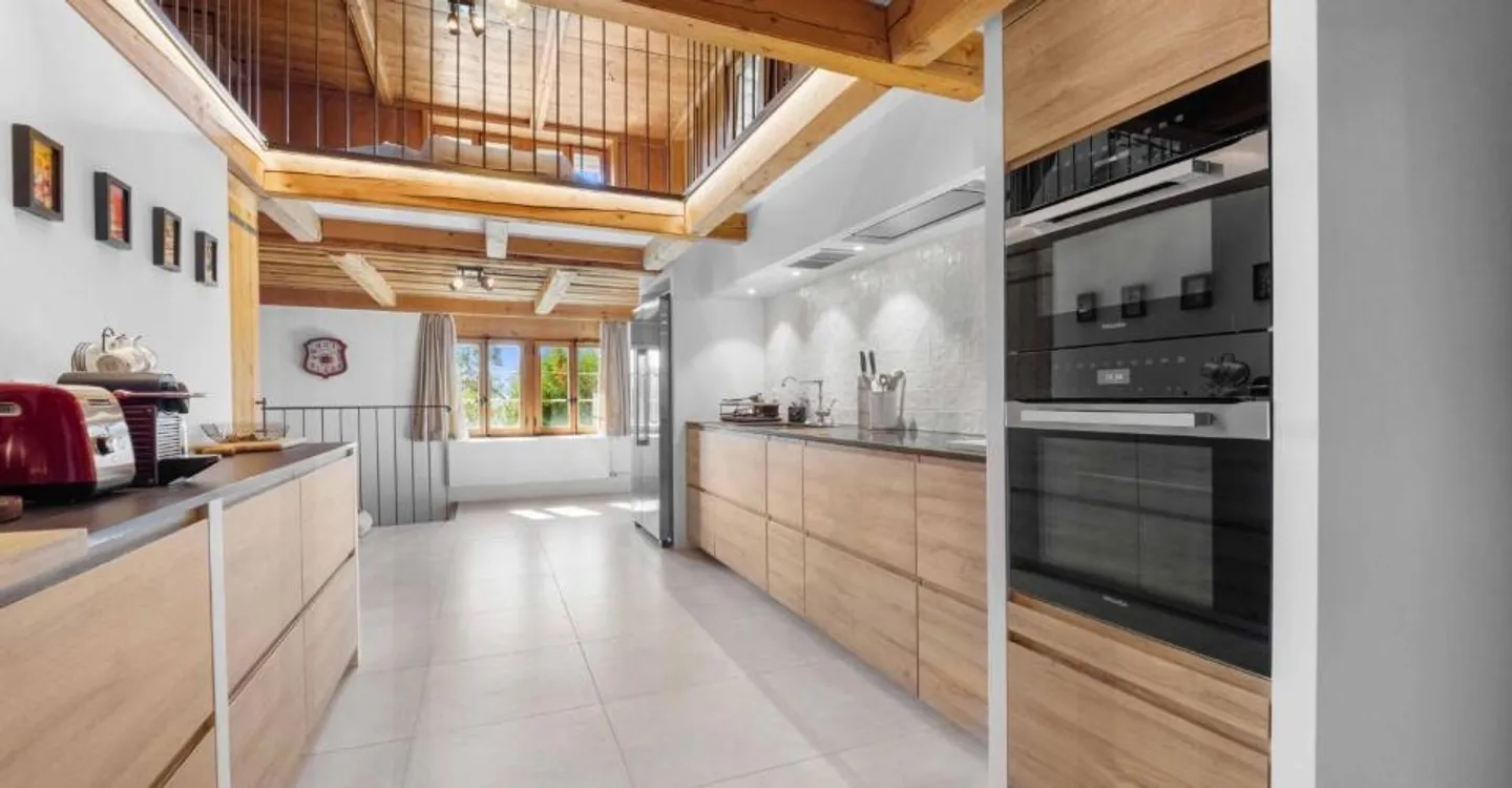 Exceptional character farm fully renovated in the heart of the Fribourg countryside - Photo 4 of 13