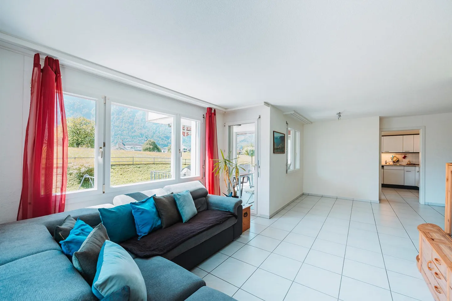 Sunny, quiet 5.5-room apartment with a view of the Rigi - Photo 2 of 7