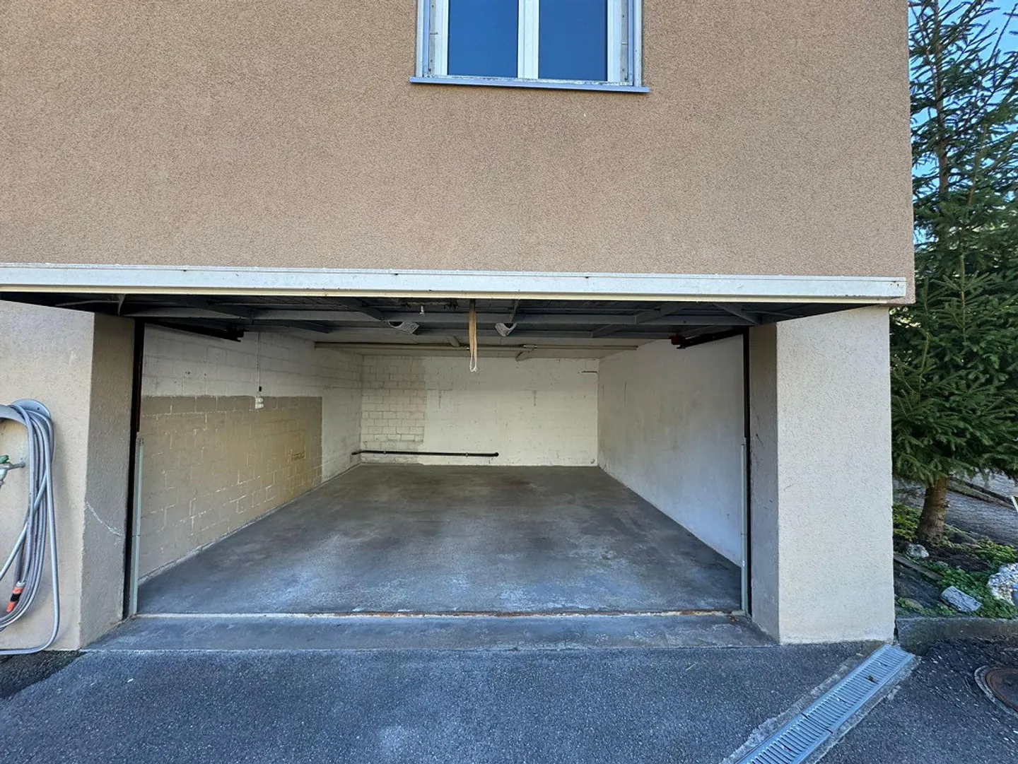 Spacious garage box for rent in Turbenthal! - Photo 1 of 2