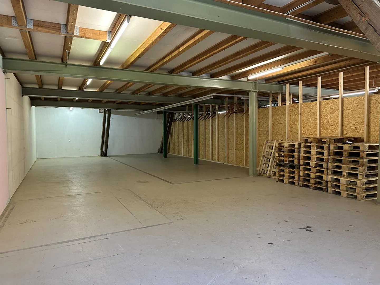 Spazio di stoccaggio versatile di 146 m² - Foto 2 di 2
