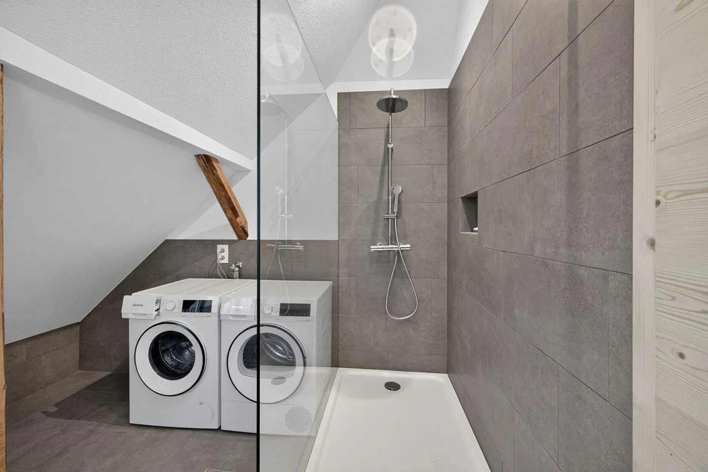 Appartamento attico arredato in una posizione tranquilla e soleggiata - Foto 9 di 12