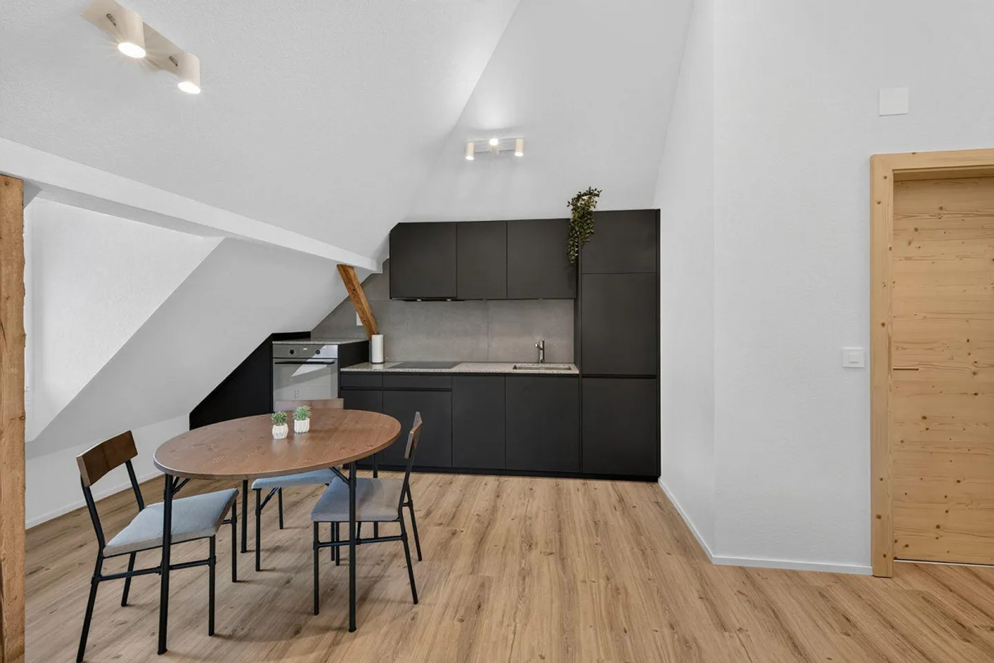 Appartamento attico arredato in una posizione tranquilla e soleggiata - Foto 5 di 12