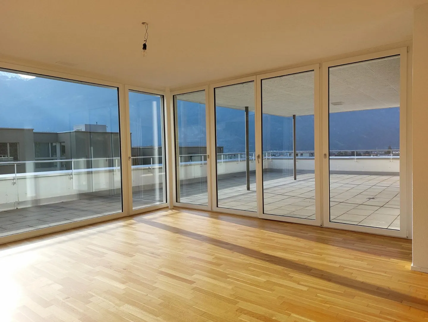 4.5-room penthouse apartment with large roof terrace - Photo 3 of 13