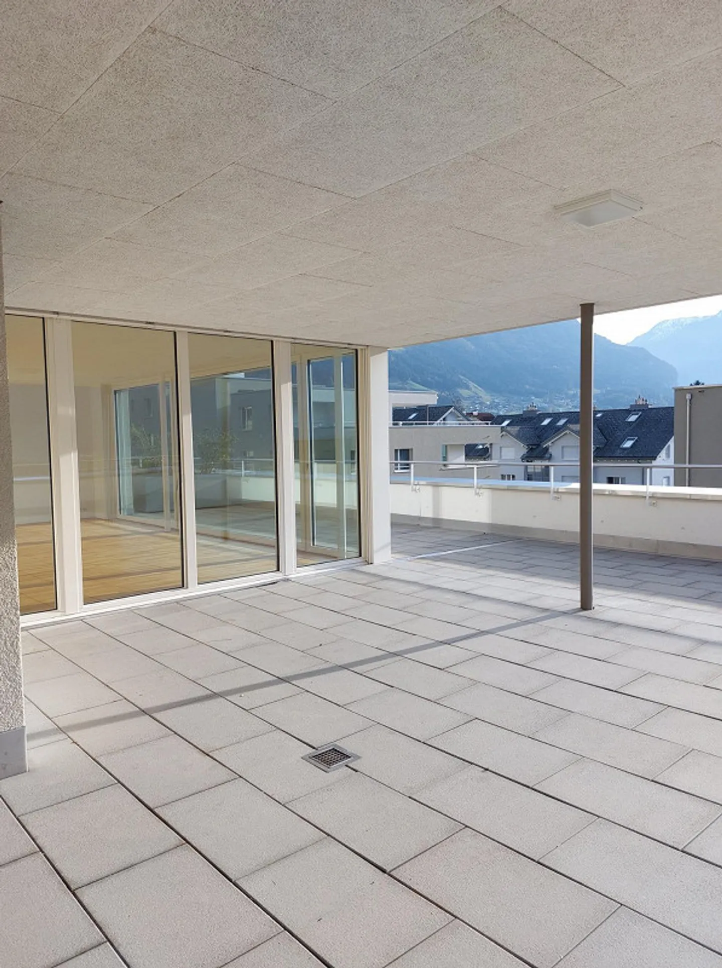 4.5-room penthouse apartment with large roof terrace - Photo 4 of 13