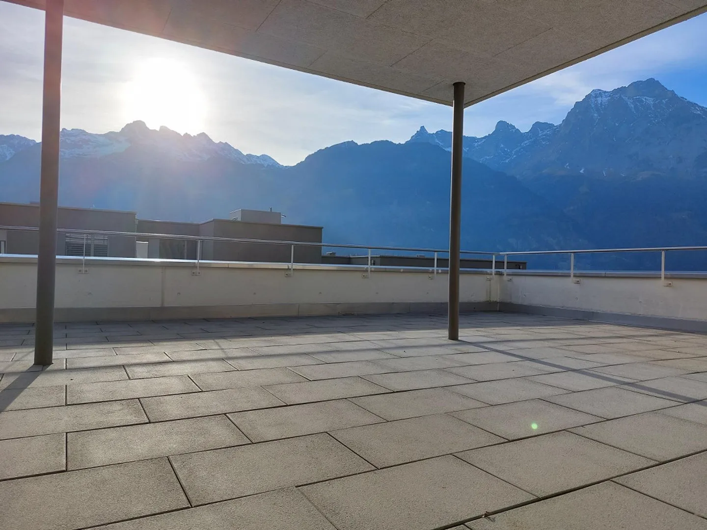 4.5-room penthouse apartment with large roof terrace - Photo 5 of 13