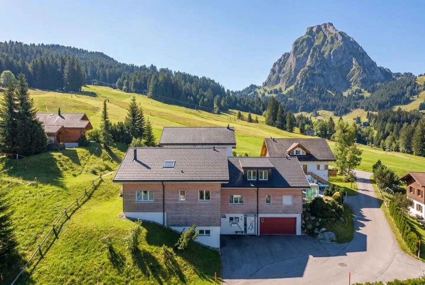 Vie élégante à Alpthal : Maison jumelée ensoleillée de 5,5 pièces - Photo 1 sur 8