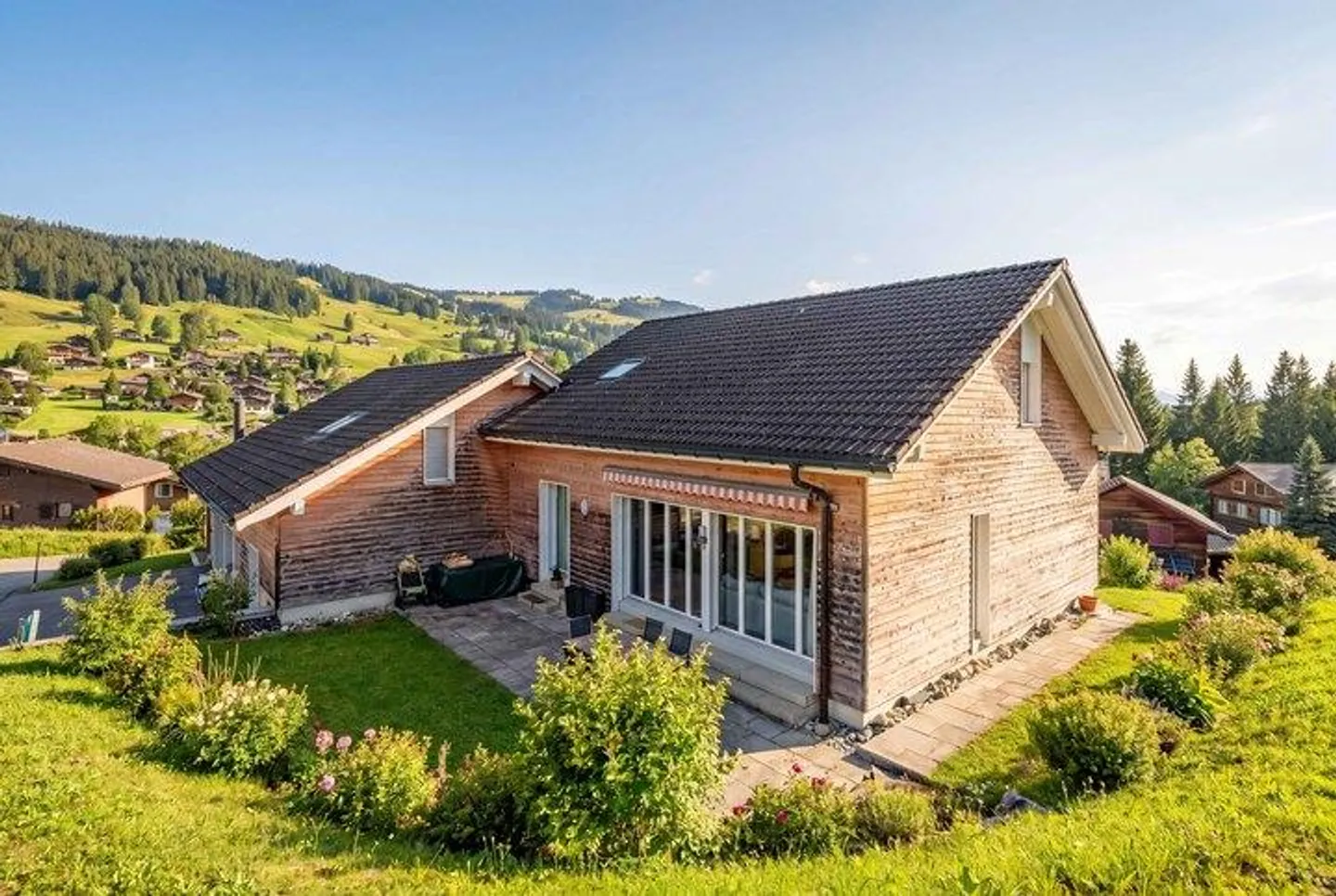 Vie élégante à Alpthal : Maison jumelée ensoleillée de 5,5 pièces - Photo 5 sur 8