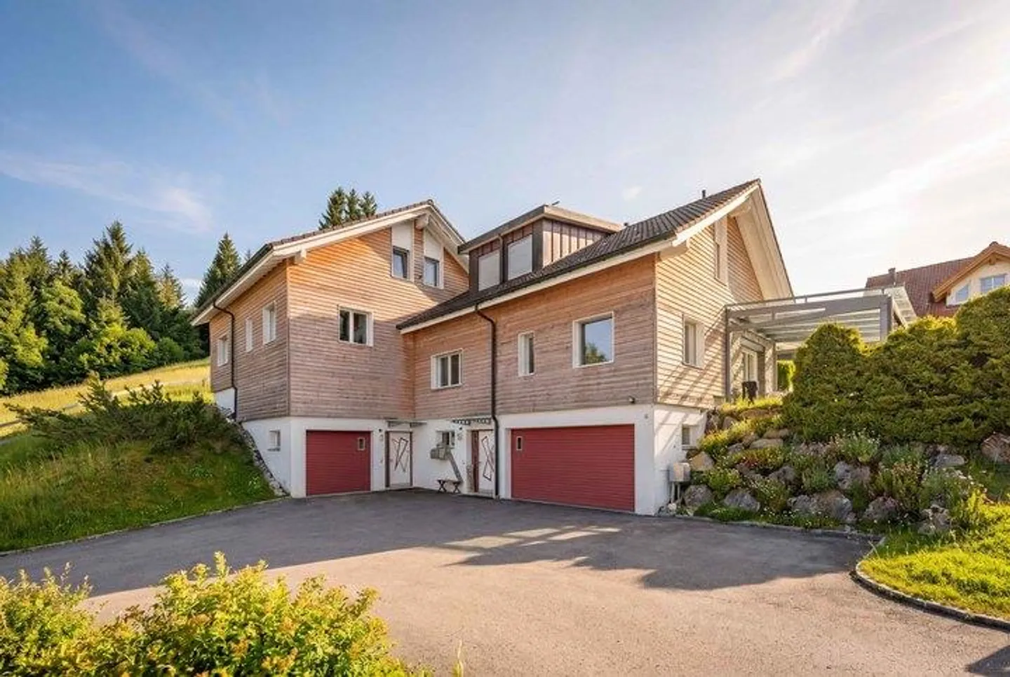 Vie élégante à Alpthal : Maison jumelée ensoleillée de 5,5 pièces - Photo 6 sur 8