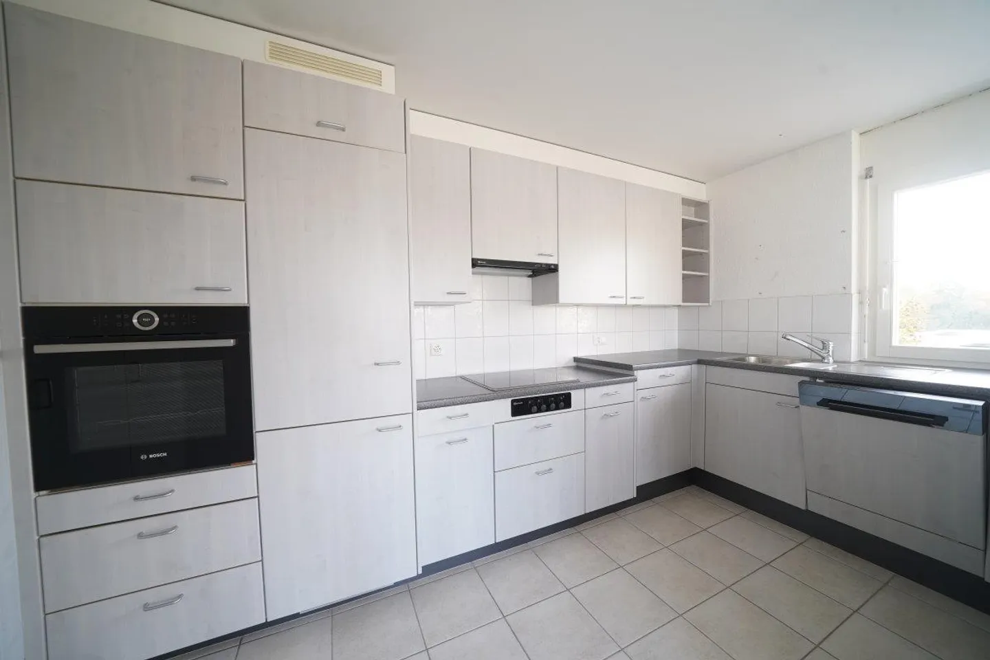 Sunny Apartment with Balcony - Photo 6 of 16