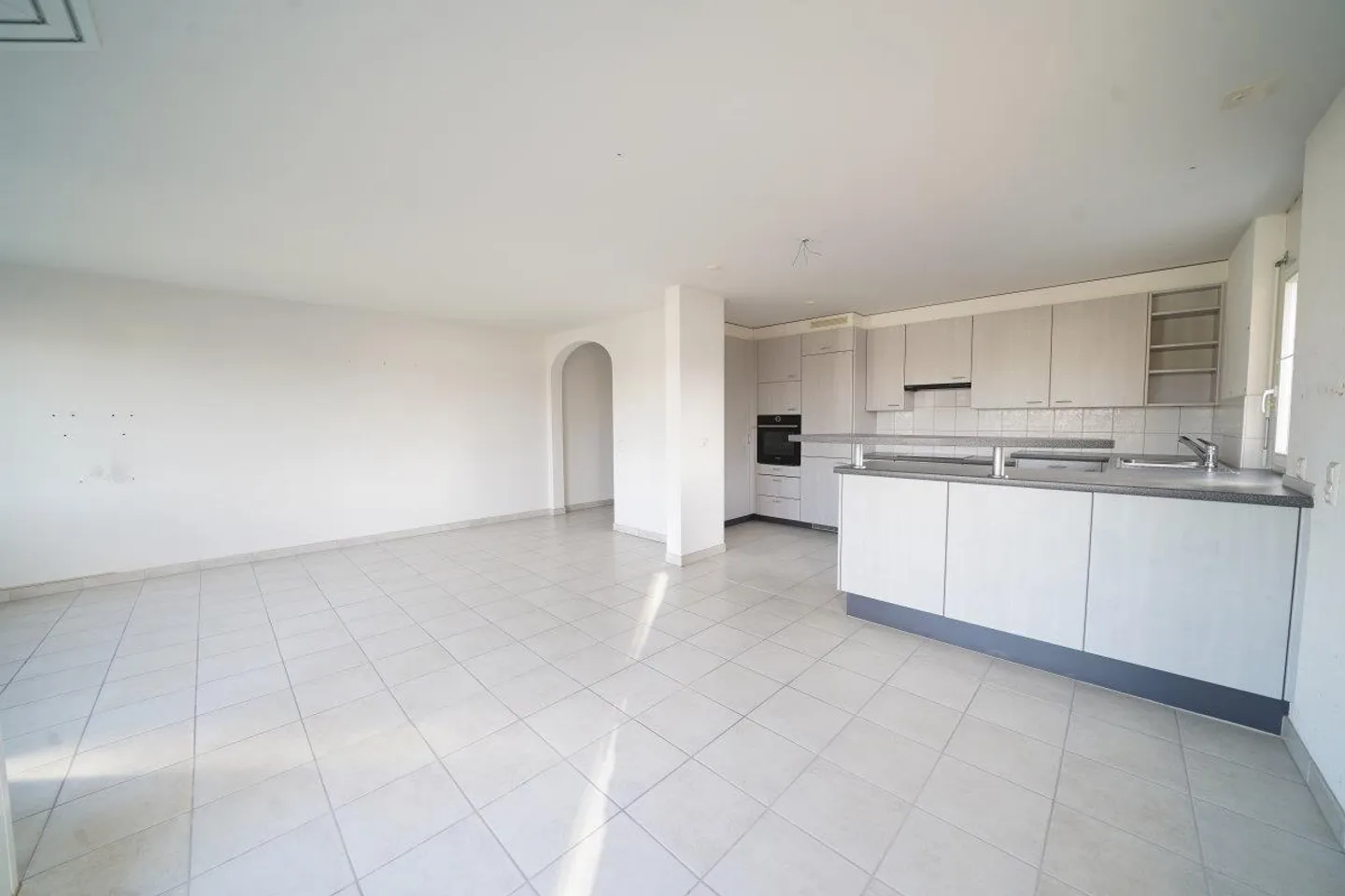 Sunny Apartment with Balcony - Photo 4 of 16
