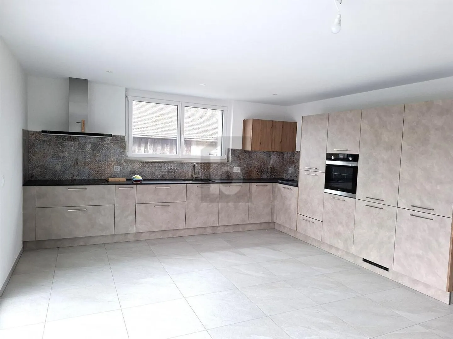 NEU, GERÄUMIG UND MODERN - Foto 1 von 6
