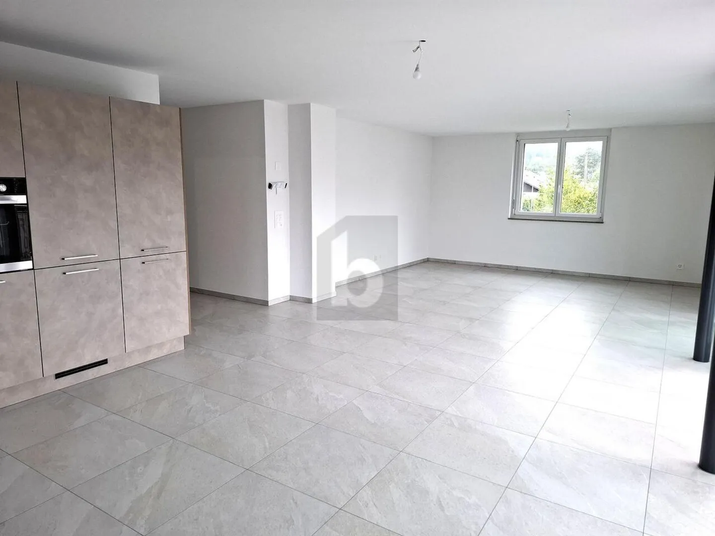NEU, GERÄUMIG UND MODERN - Foto 2 von 6