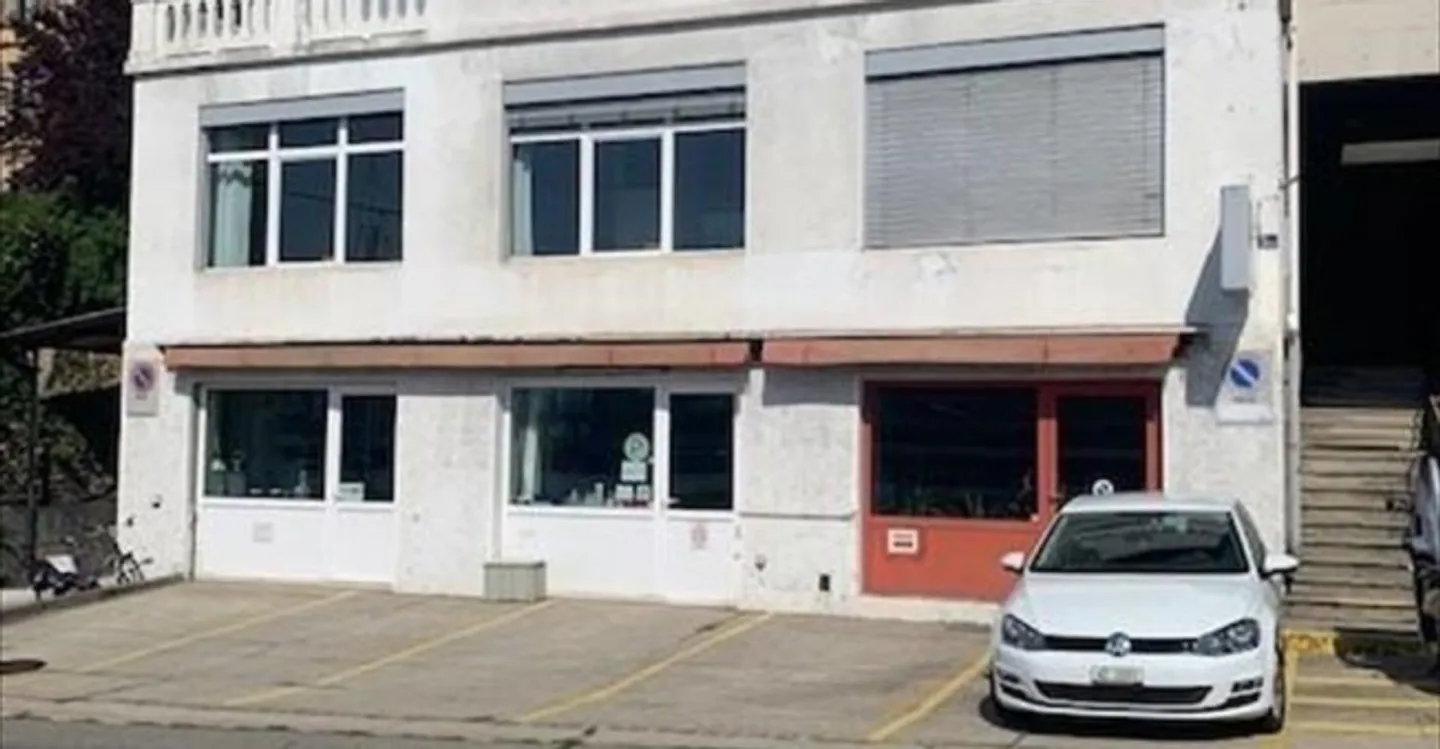 Mixed-use building for rent - Photo 1 of 6