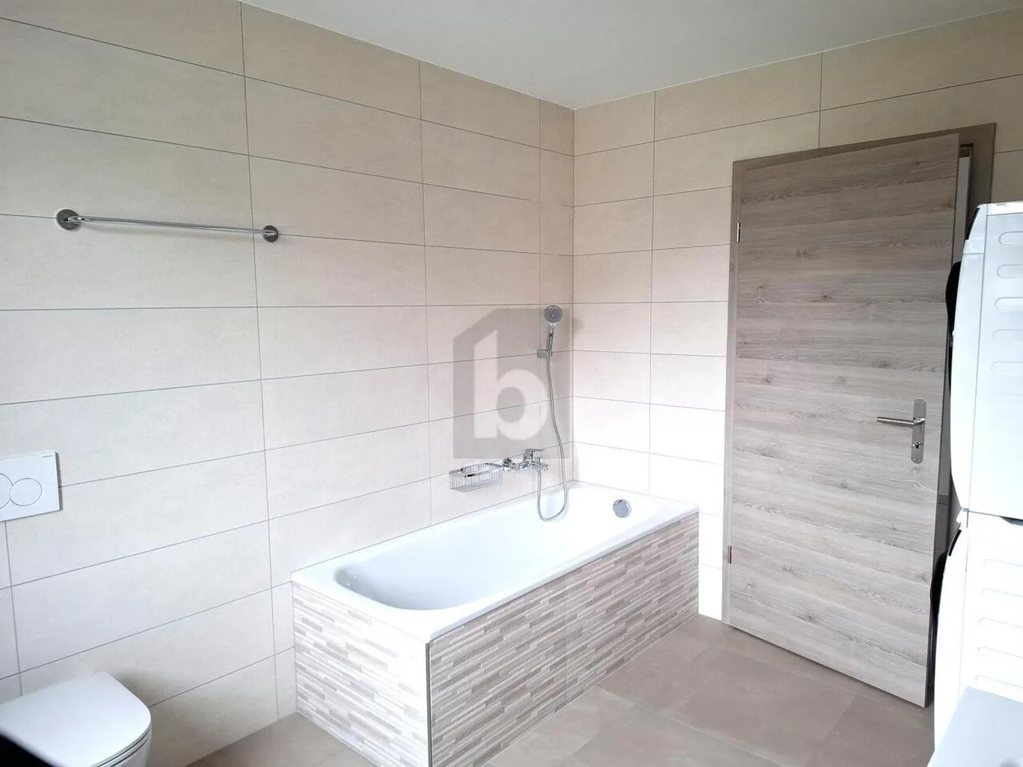 NEU, GERÄUMIG UND MODERN - Foto 4 von 6