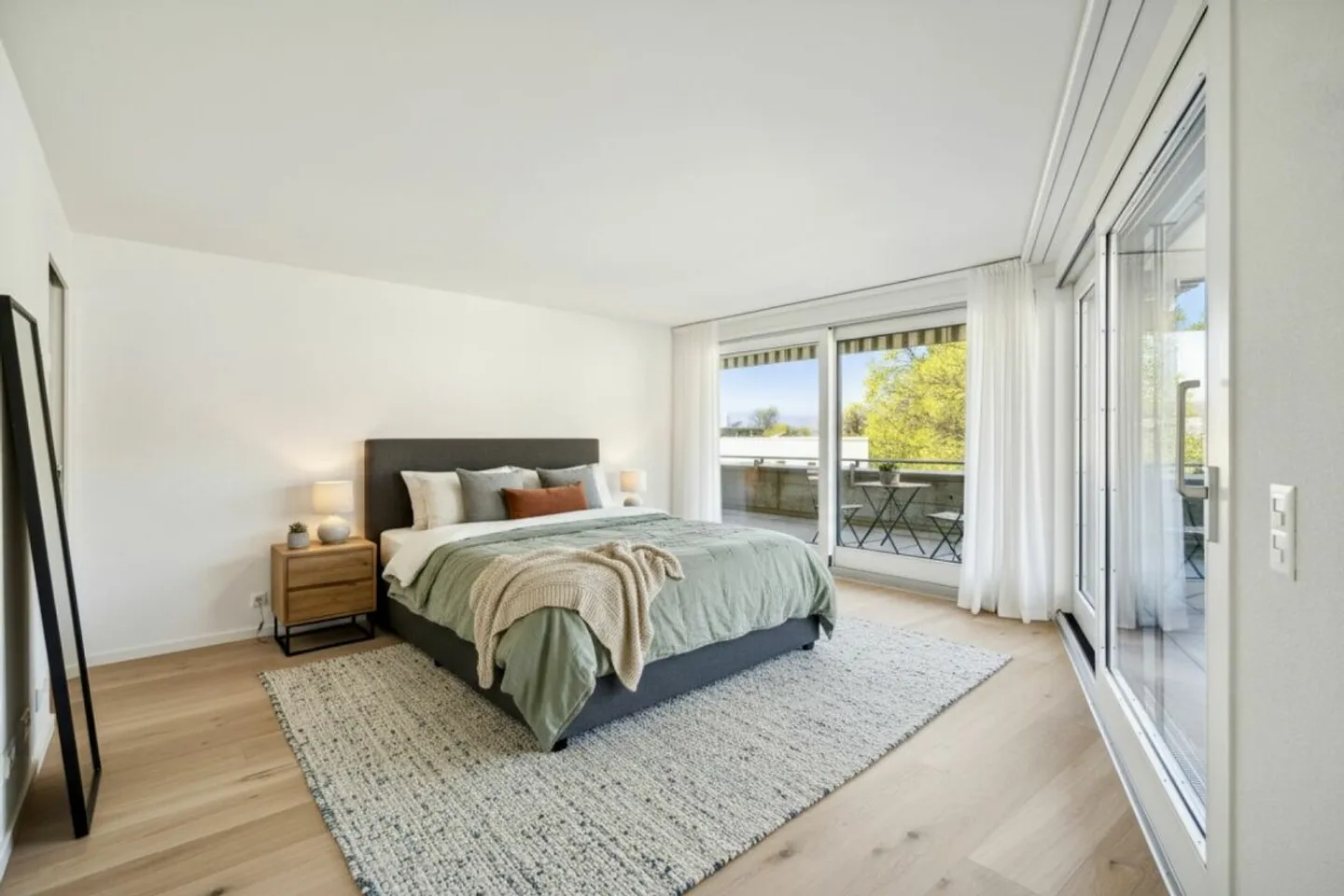 Spacious Attic Apartment with Balconies - Photo 4 of 8
